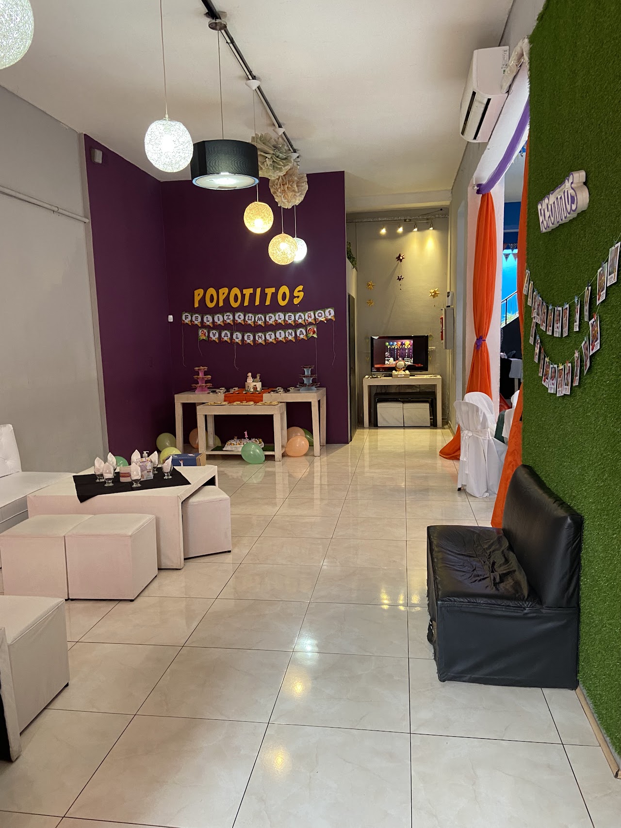 Salón principal decorado y zona de juegos